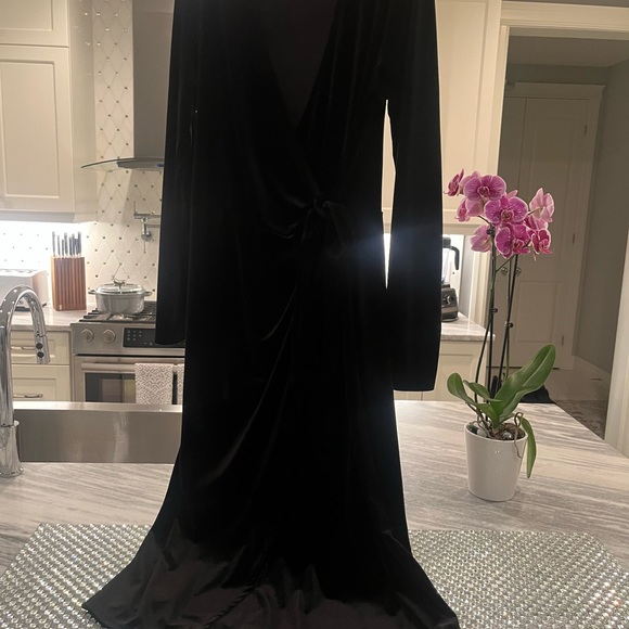 COPY - Iconic Halston 🥂black velvet🥂 midi wrap 🥂holiday dress size large 🥂perfe… - Picture 6 of 17